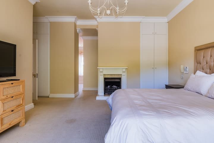To Let 4 Bedroom Property for Rent in Hout Bay Western Cape